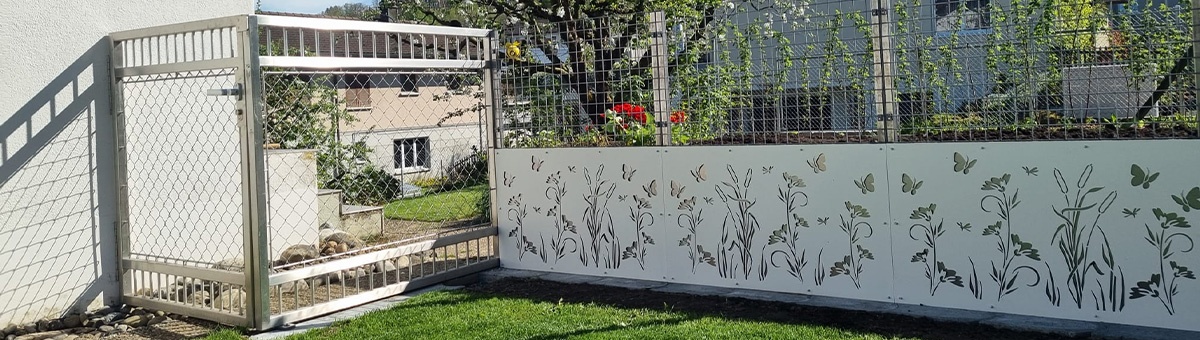 Metall Werhli Gartentüren und Zaun als Hochbeet